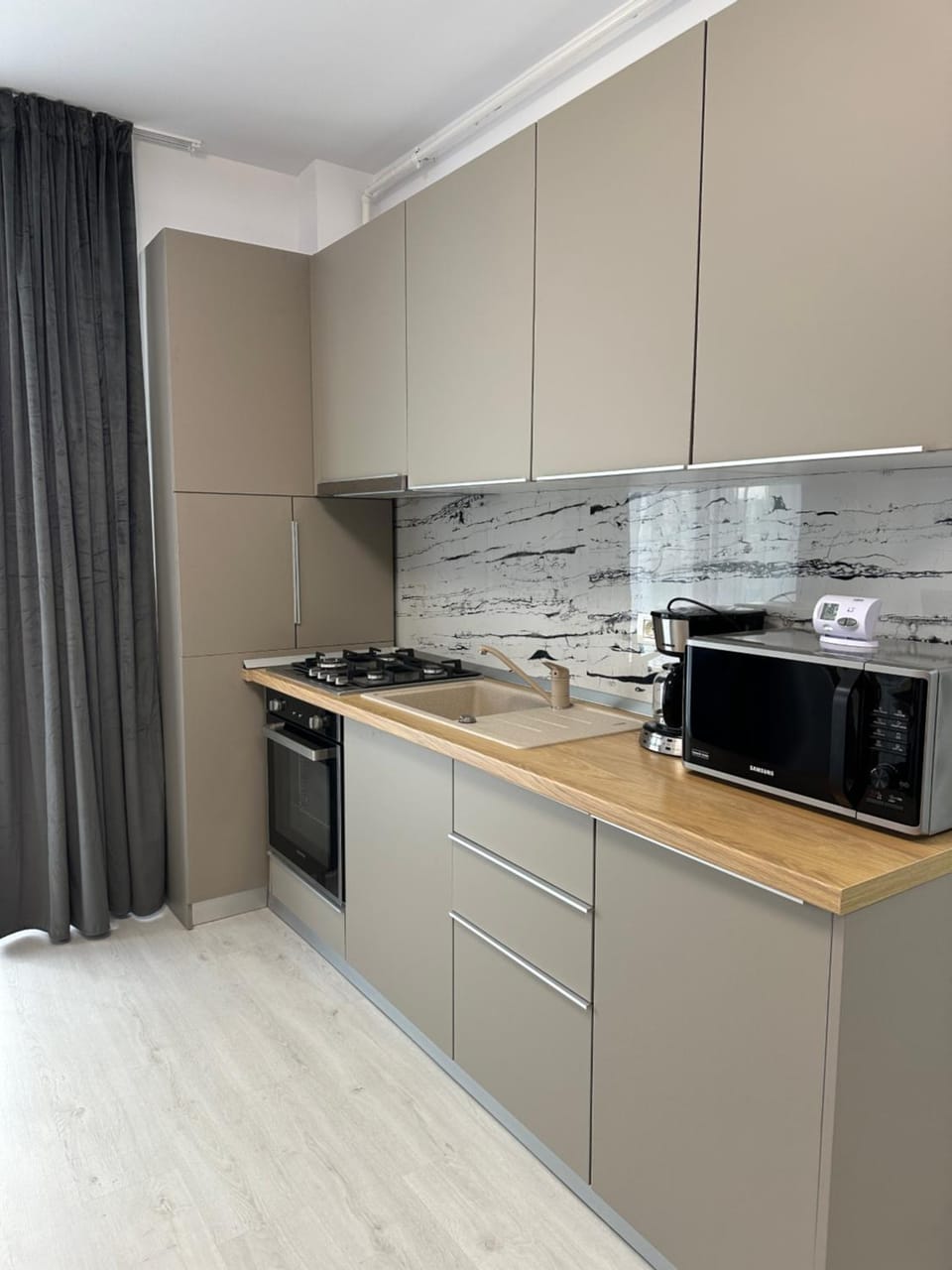 Kitchen or kitchenette, microwave, stove
