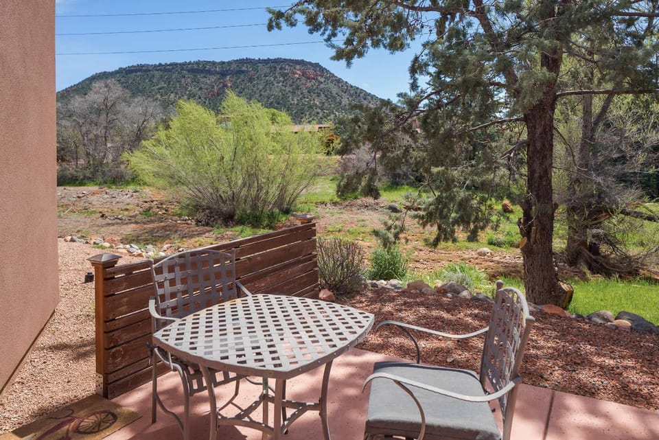 Eco-Friendly Townhome in Sedona Nature House in Village of Oak Creek