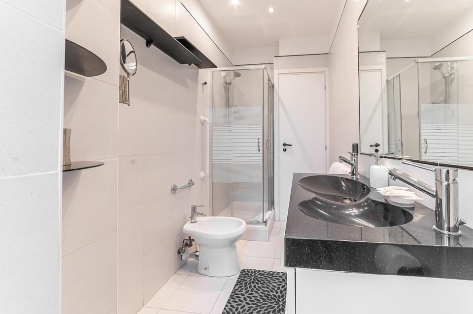 Shower, Toilet, Bathroom, towels