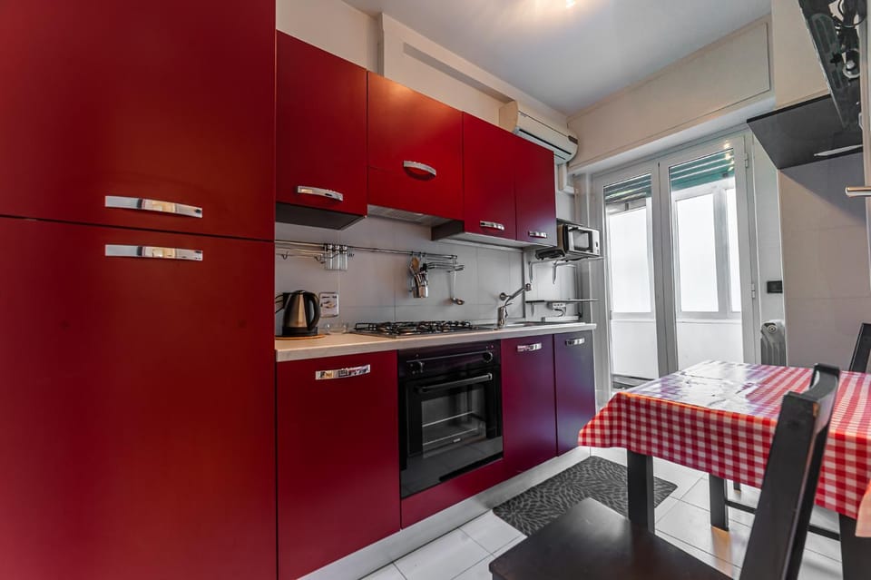 Kitchen or kitchenette, Dining area, oven, stove