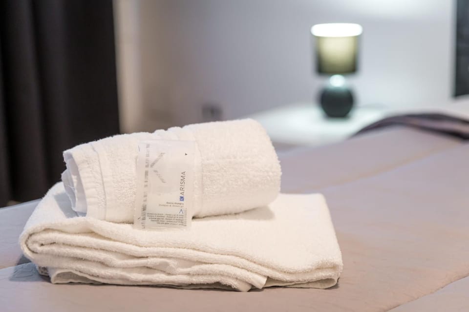 Bed, Photo of the whole room, Bedroom, towels