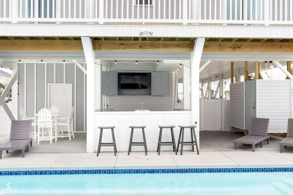 A Sunny Daze Ocean Views, Elevator, Heated Pool 5bd 5ba! House in Ocean Isle Beach