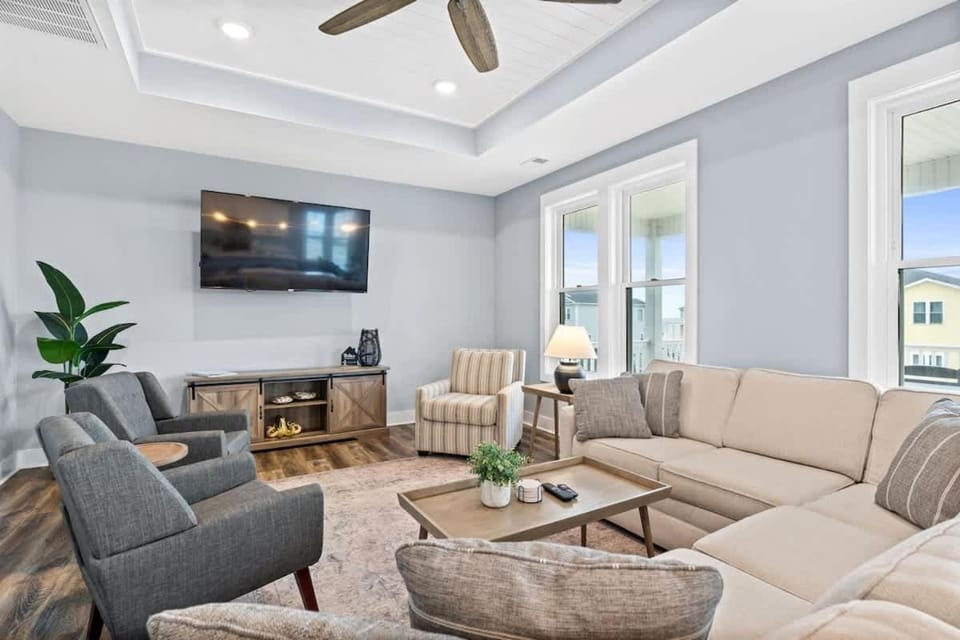 A Sunny Daze Ocean Views, Elevator, Heated Pool 5bd 5ba! House in Ocean Isle Beach