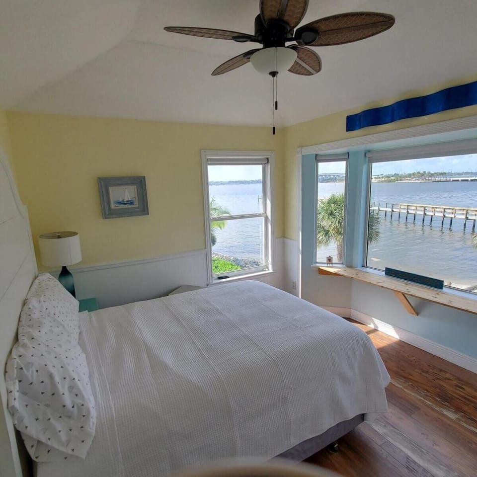 Margarita-Ville on the water! Stunning Sunsets!! House in Hutchinson Island
