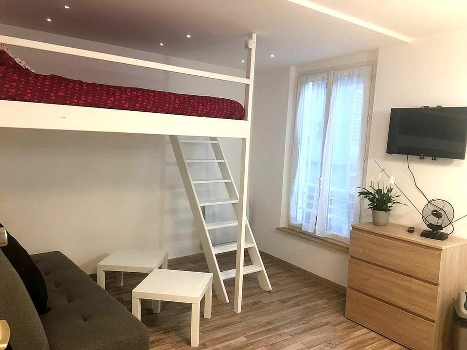 Communal lounge/ TV room, Night, TV and multimedia