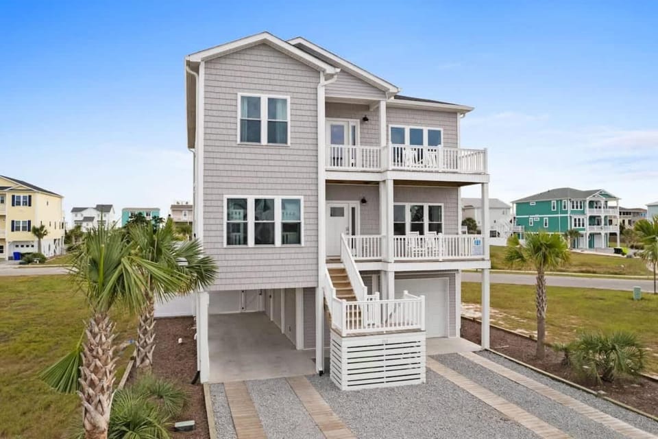 By the Sea 5bd 5ba with Elevator and Pool! House in Ocean Isle Beach