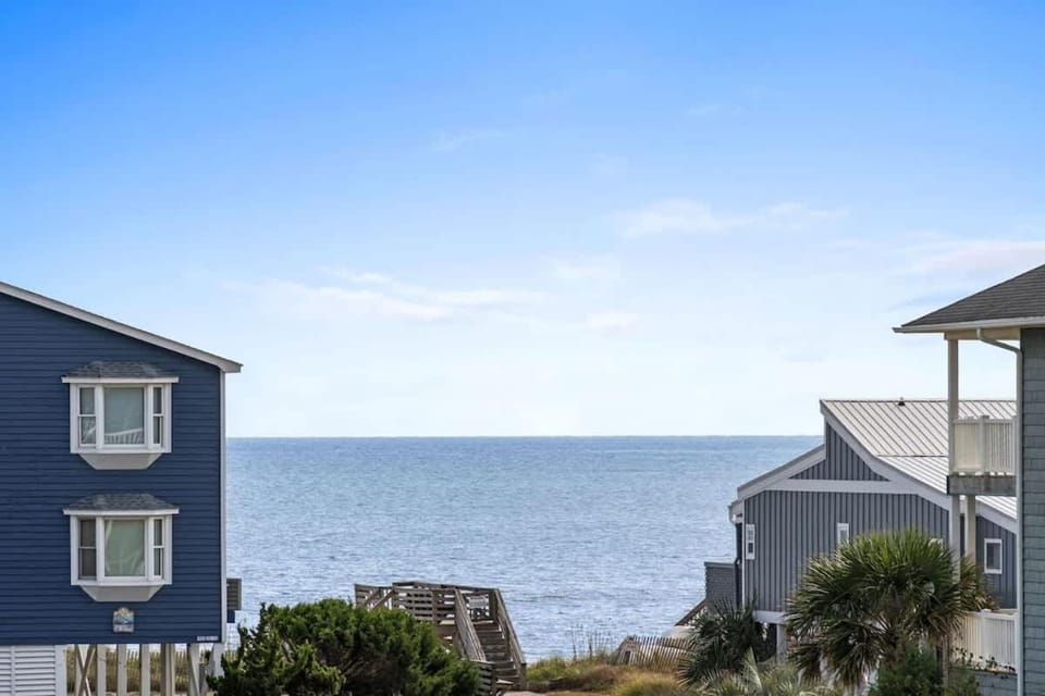 By the Sea 5bd 5ba with Elevator and Pool! House in Ocean Isle Beach