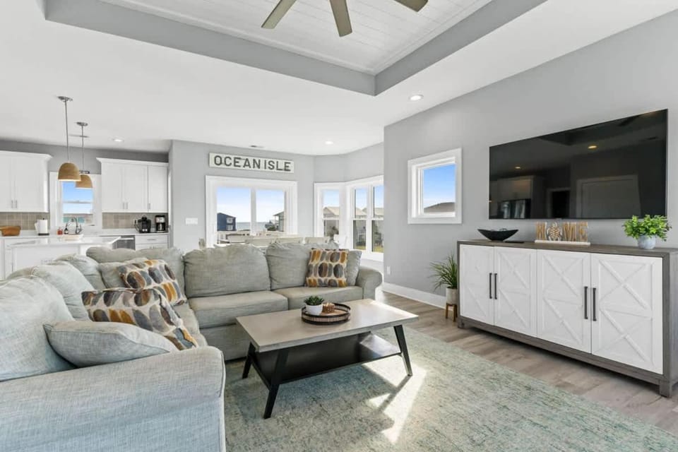 By the Sea 5bd 5ba with Elevator and Pool! House in Ocean Isle Beach