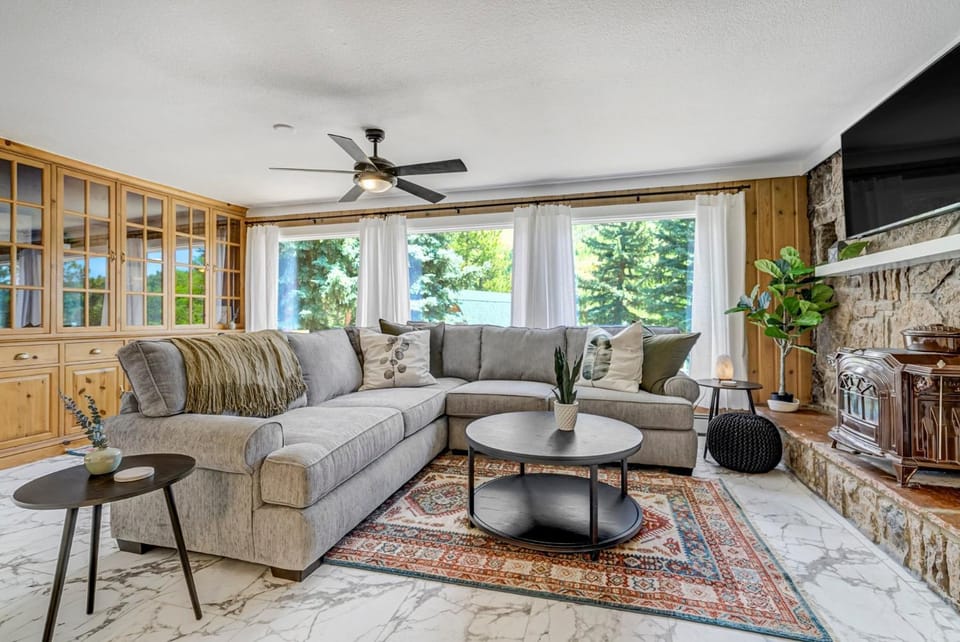 The Stone Lodge - Sleeps 15 - Hot Tubs - Game Room House in Cascade-Chipita Park