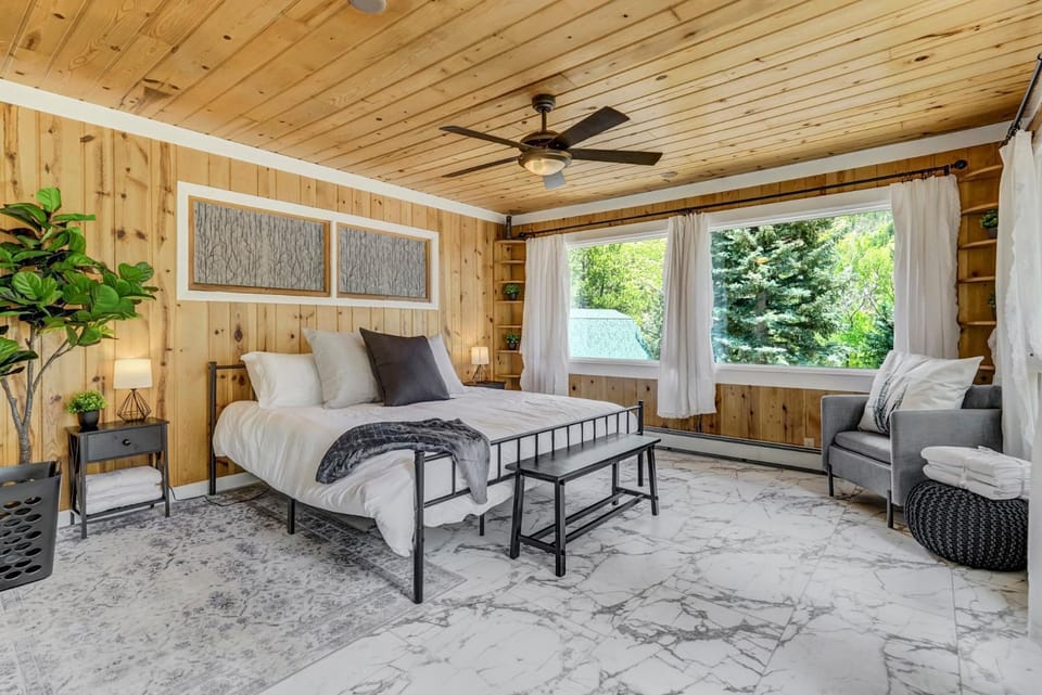 The Stone Lodge - Sleeps 15 - Hot Tubs - Game Room House in Cascade-Chipita Park