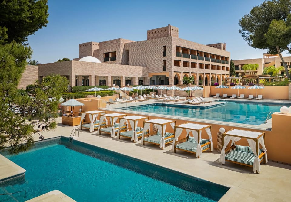 Property building, Swimming pool, sunbed