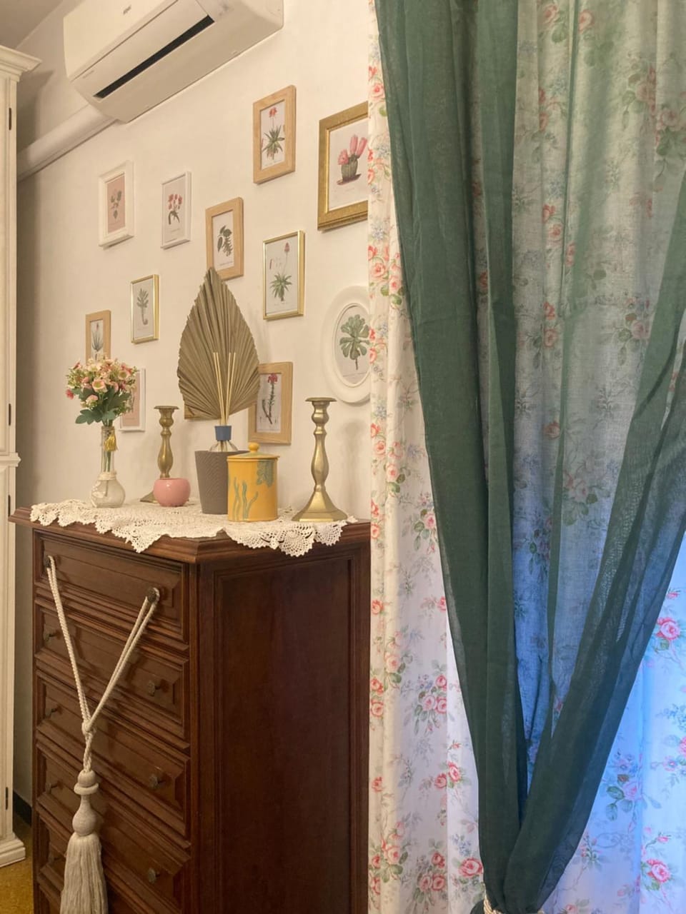 Decorative detail, Bedroom, air conditioner