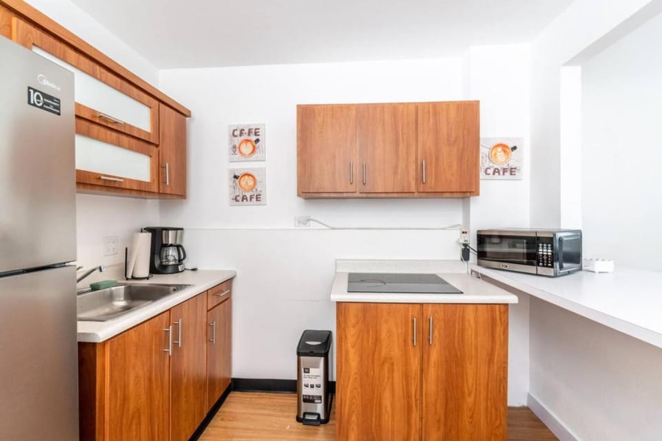 Coffee/tea facilities, Kitchen or kitchenette, microwave, stove, toaster