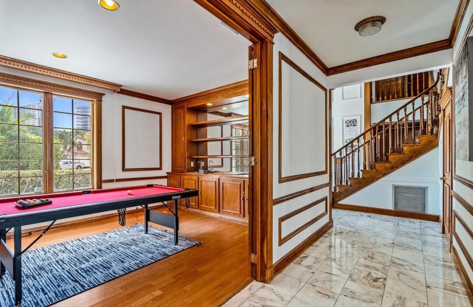 Charming Waterfront Home Walk to Beach with Pool House in Fort Lauderdale