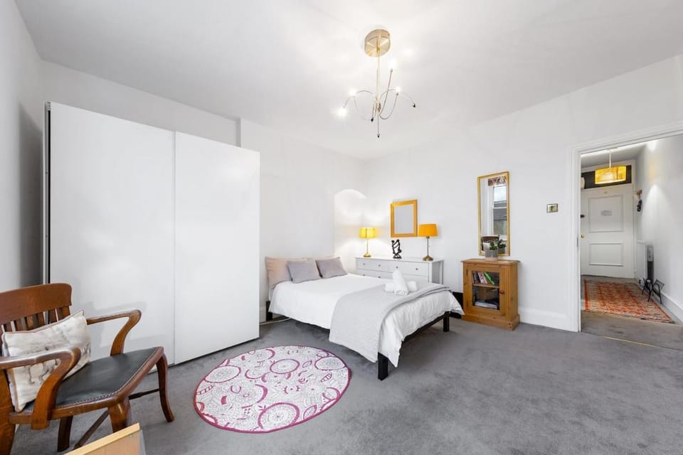 Lovely Split level 2 bedroom flat in NW London Apartment in London