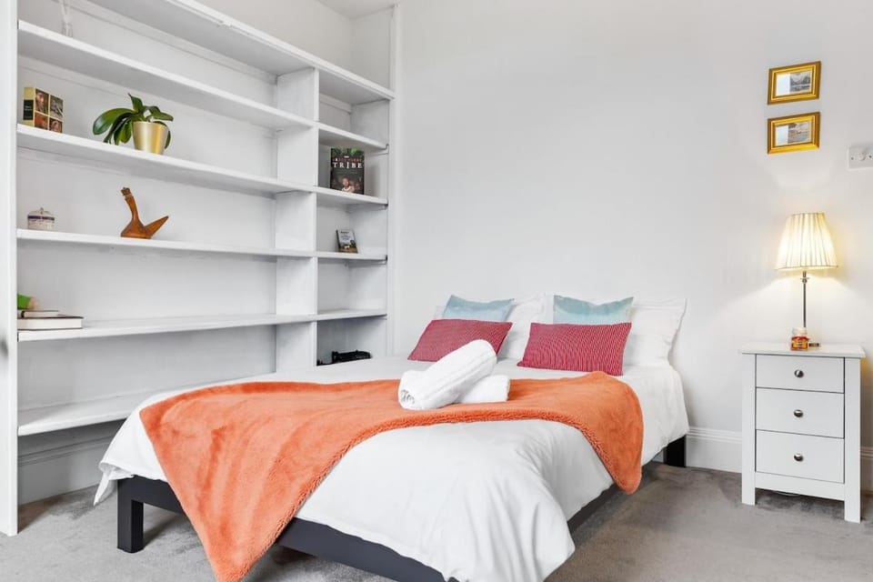 Lovely Split level 2 bedroom flat in NW London Apartment in London
