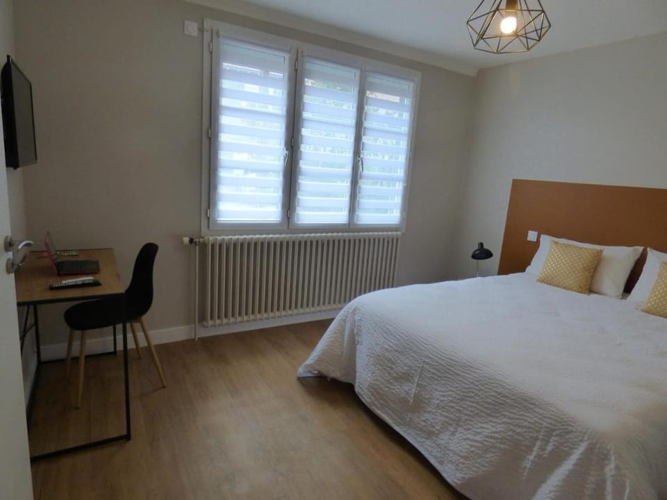 Bed, TV and multimedia, Photo of the whole room, Bedroom