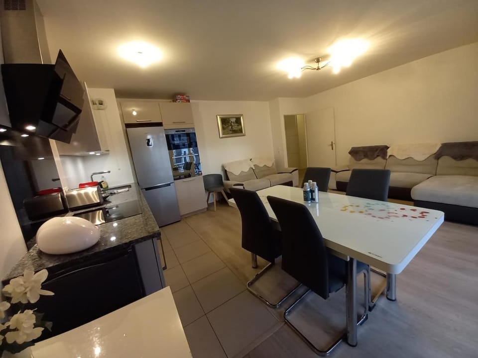 Kitchen or kitchenette, Seating area