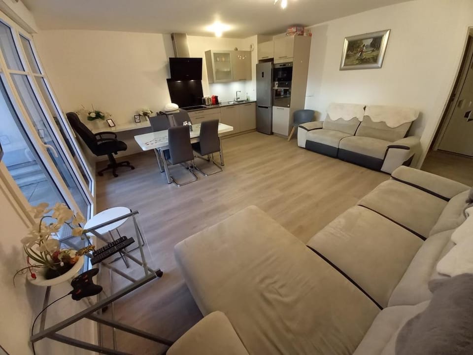 Kitchen or kitchenette, Seating area