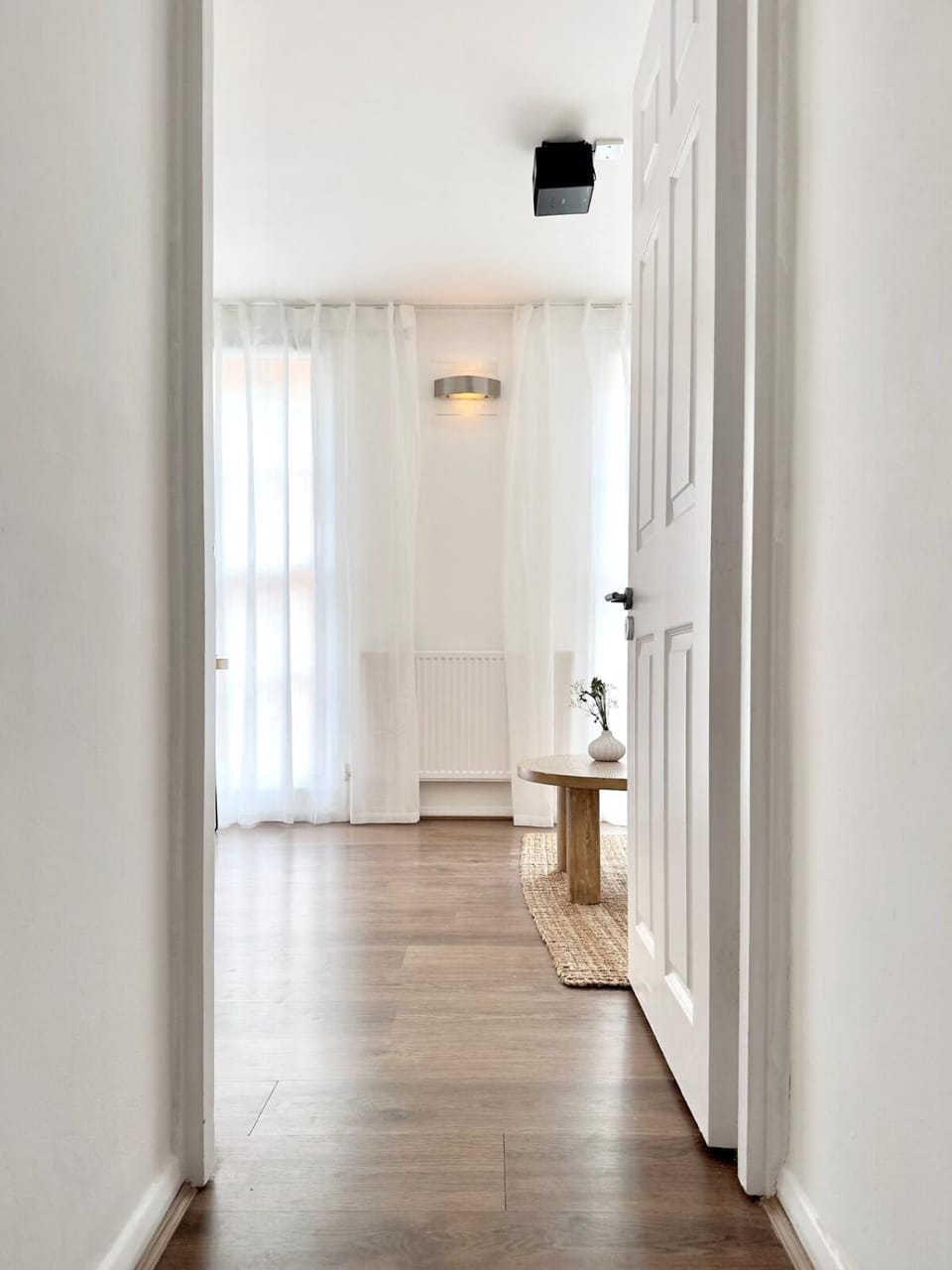 Chic Marble Arch with 100 inch Cinema & Premium Mattress, by The Design Traveller Apartment in City of Westminster