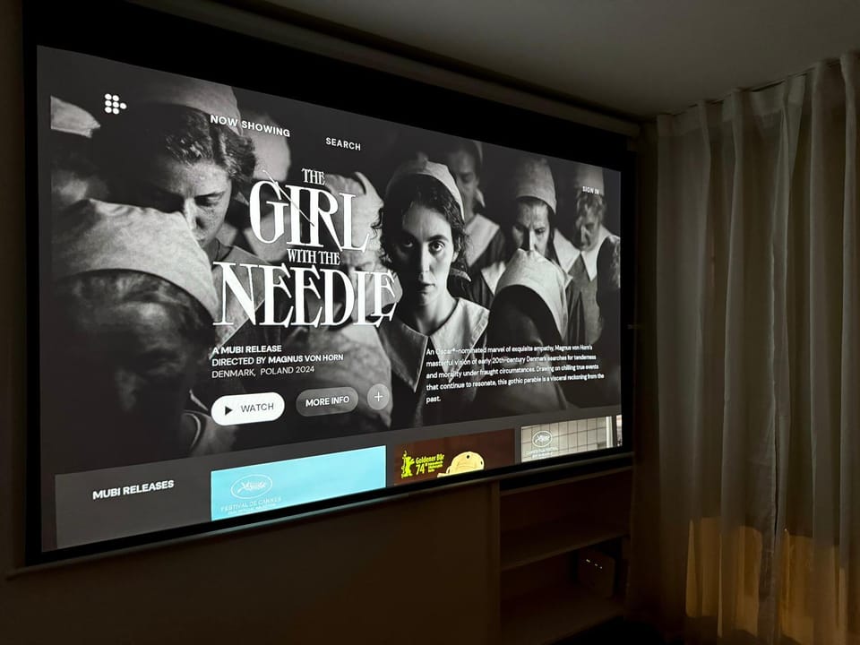 Chic Marble Arch with 100 inch Cinema & Premium Mattress, by The Design Traveller Apartment in City of Westminster