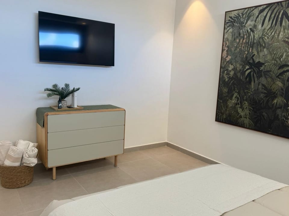 Bed, TV and multimedia, Photo of the whole room, Bedroom