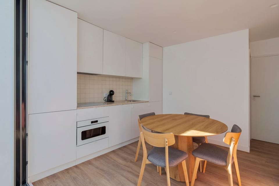 Coffee/tea facilities, Kitchen or kitchenette, Dining area, microwave, stove