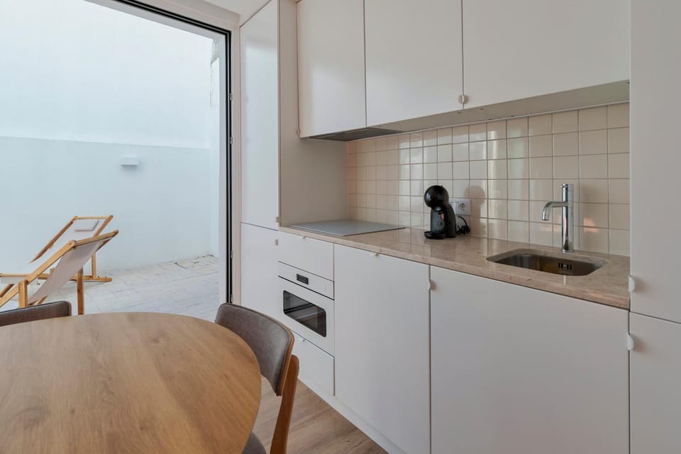 Coffee/tea facilities, Kitchen or kitchenette, Dining area, microwave, stove