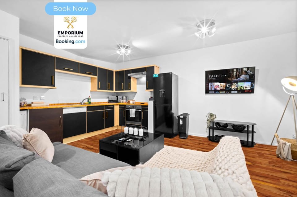 TV and multimedia, Kitchen or kitchenette, Living room, Photo of the whole room, Seating area, Dining area