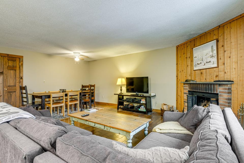 < 1 Mi to Mt Snow: Charming Condo w/ Fireplace House in Dover