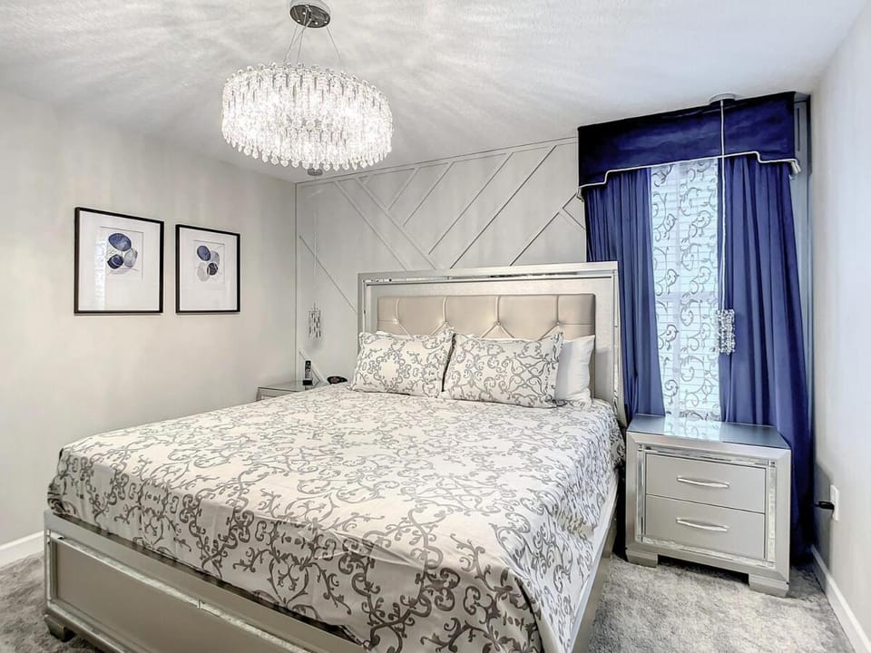 Magical Mansion - 15 Min to Disney - Storey Lake Villa in Kissimmee