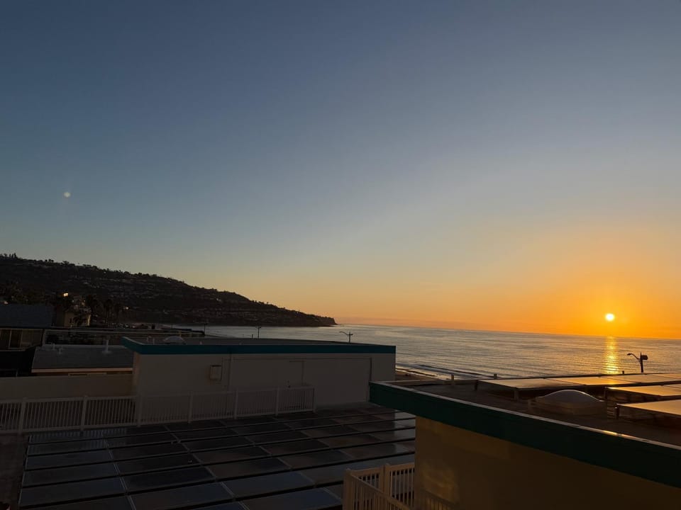 Oceanfront 1 BR Oasis w Parking & Pool 107 Apartment in Redondo Beach