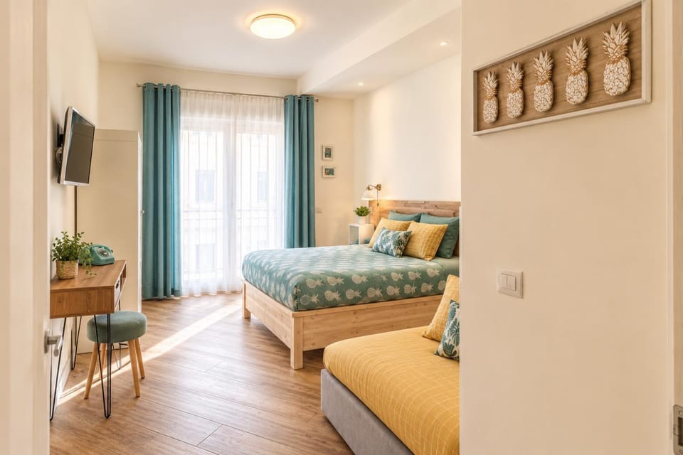 Bed, TV and multimedia, Photo of the whole room, Bedroom