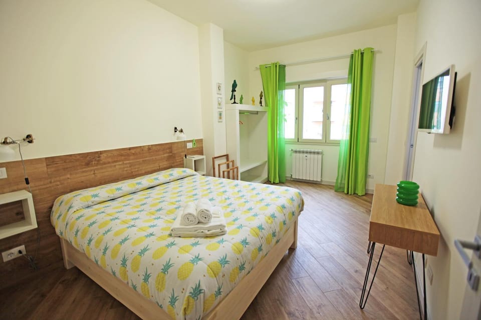 Bed, TV and multimedia, Photo of the whole room, Bedroom