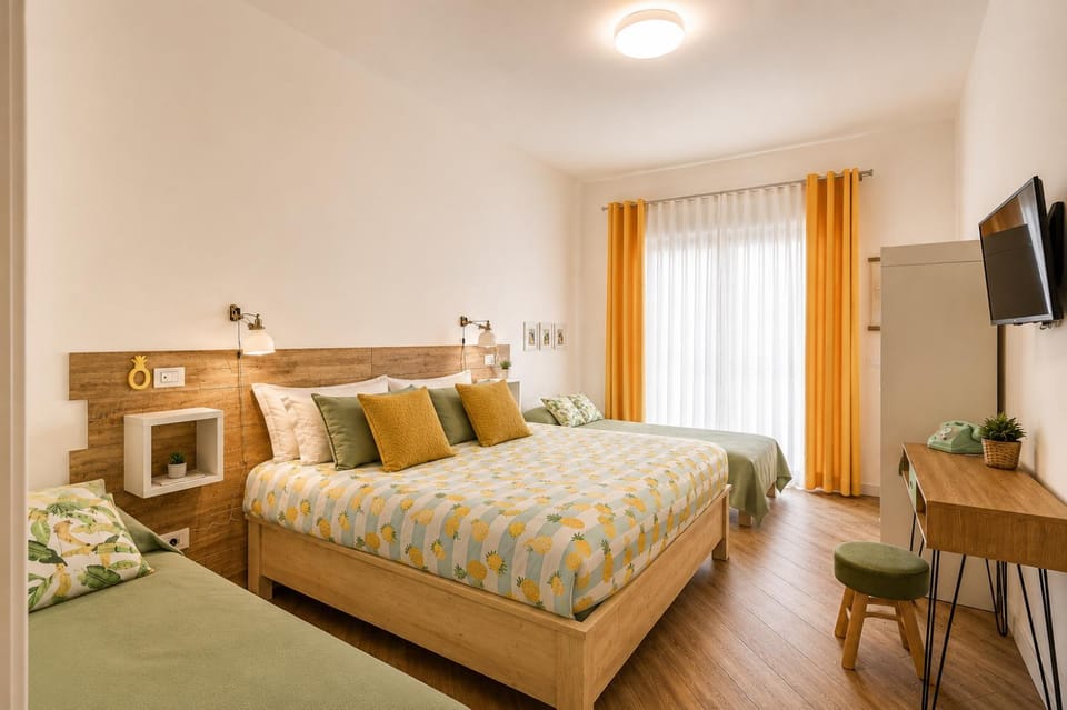 TV and multimedia, Photo of the whole room, Bedroom
