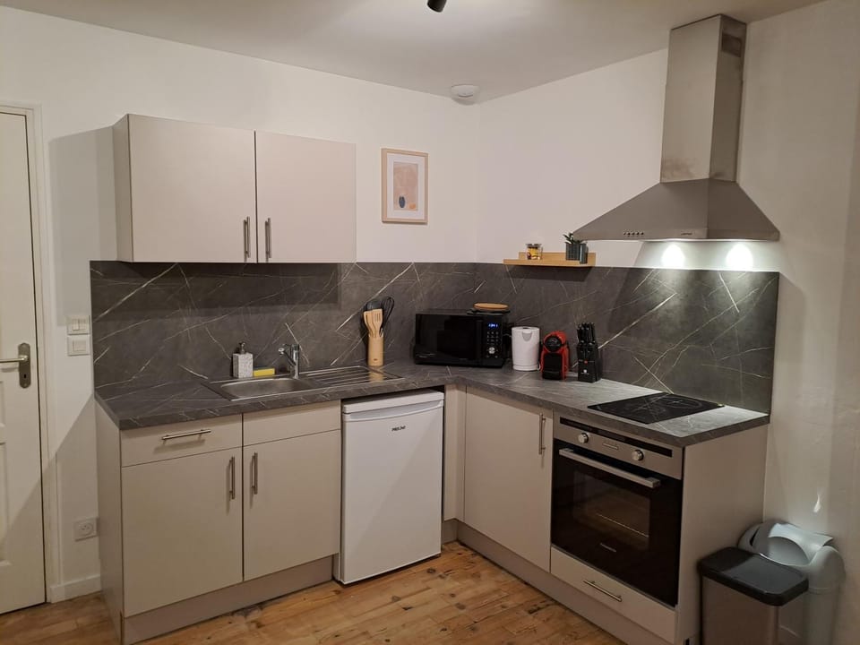 Kitchen or kitchenette, microwave, oven, stove