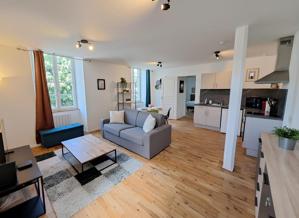 TV and multimedia, Kitchen or kitchenette, Living room, Seating area, Dining area