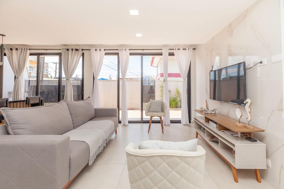 Communal lounge/ TV room, TV and multimedia, Living room, Seating area, Evening entertainment
