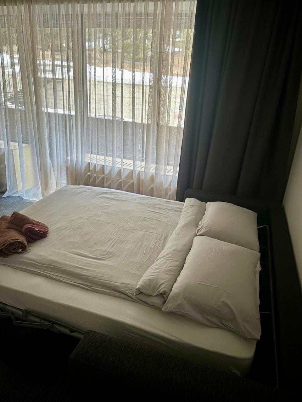 Bed, towels