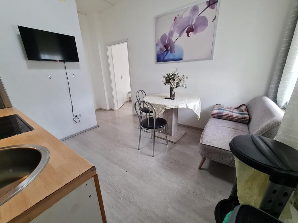 Communal lounge/ TV room, TV and multimedia, Seating area, Dining area, Evening entertainment