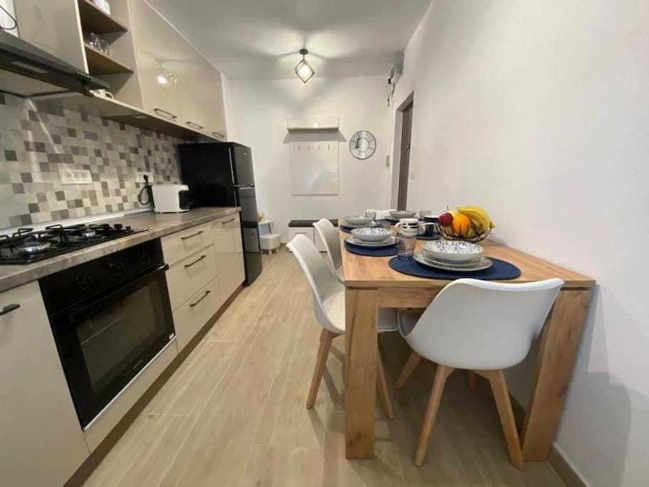 Bella Home 2, your place to stay in Lugoj Apartment in Timiș County