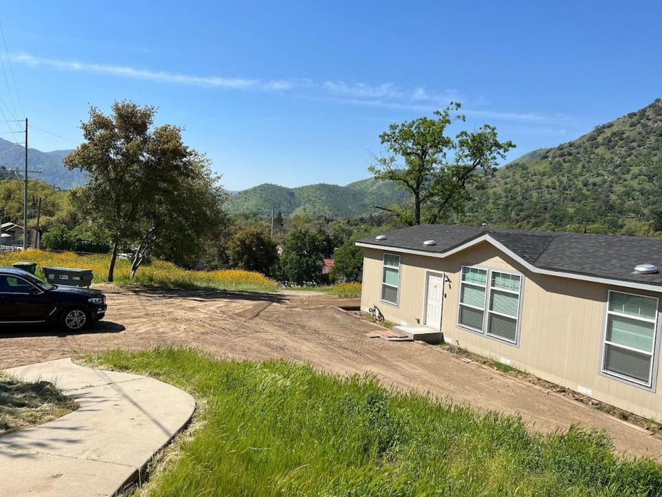 Brand New Scenic Sequoia House House in Three Rivers