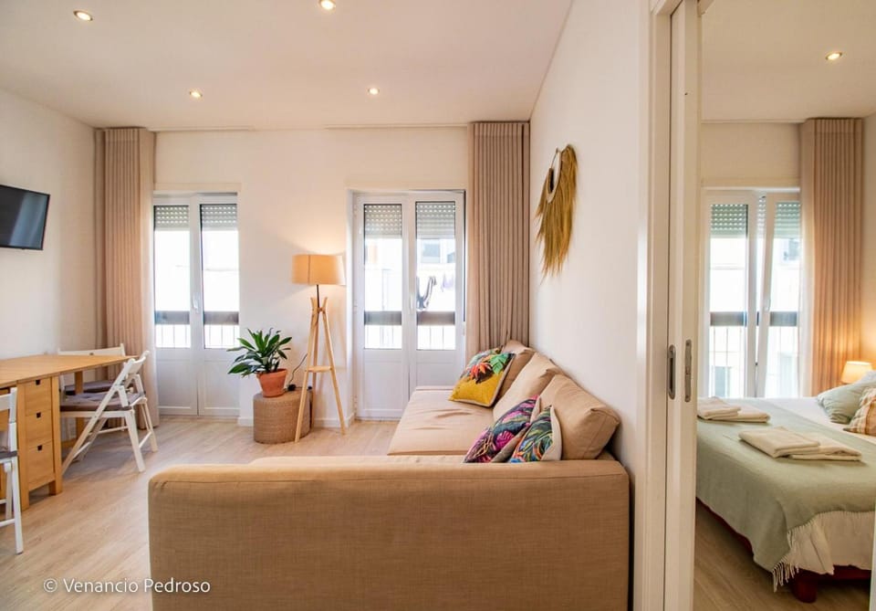 Bed, TV and multimedia, Living room, Photo of the whole room, Seating area, Bedroom
