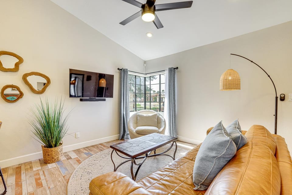 1 Mi to Grand Ave: Modern Home w/ Spacious Yard! House in Phoenix