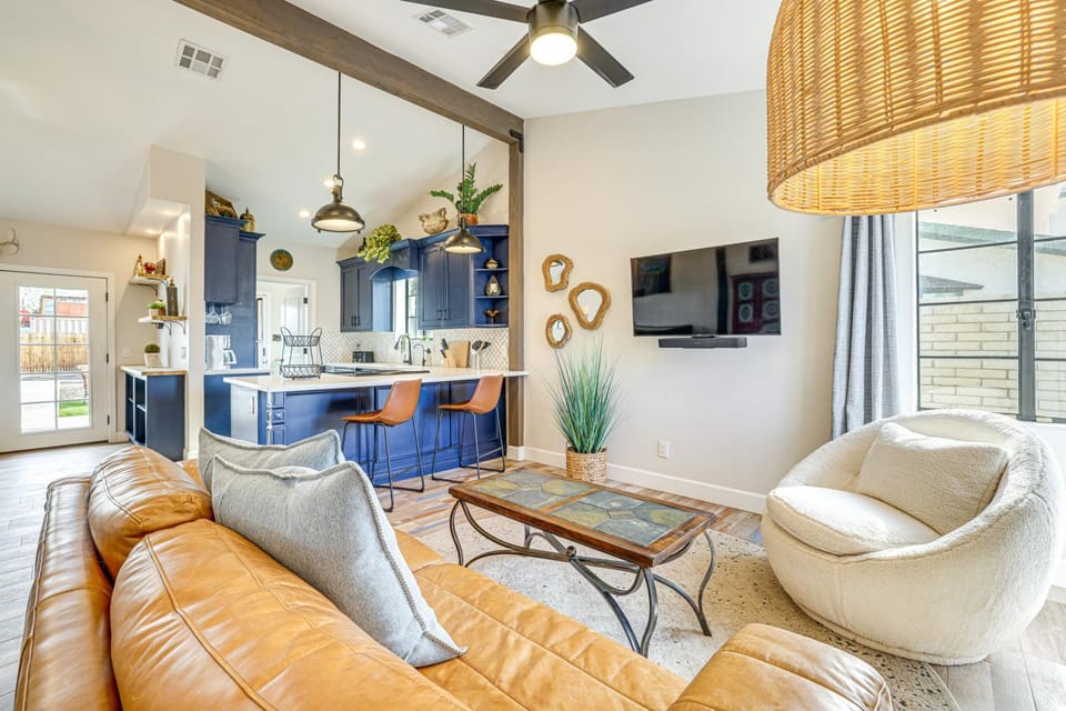 1 Mi to Grand Ave: Modern Home w/ Spacious Yard! House in Phoenix
