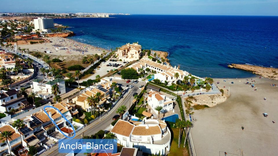 Property building, Nearby landmark, Bird's eye view, Beach, Sea view