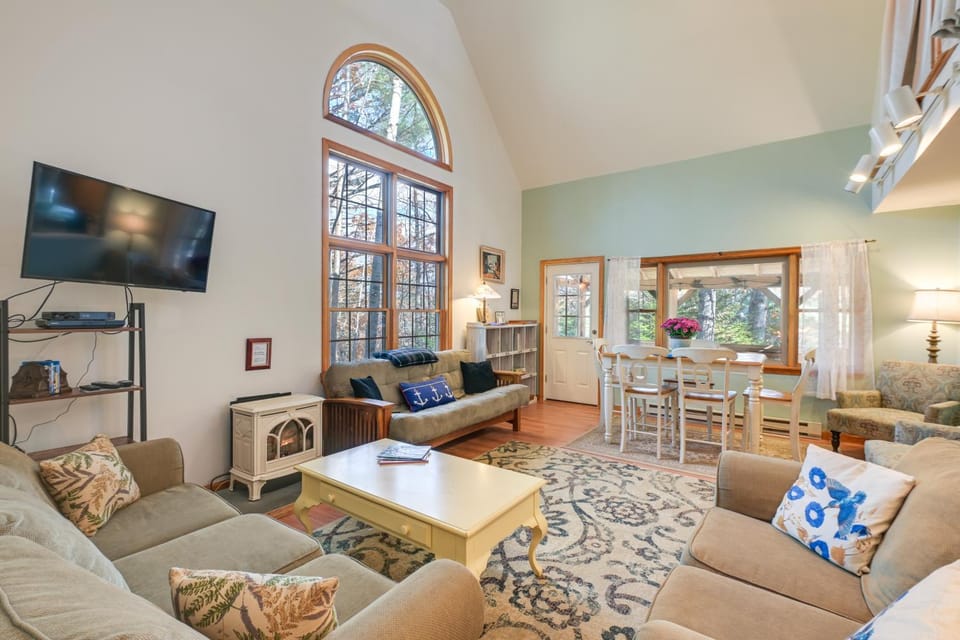 17 Mi to Acadia: Cottage Near Dtwn Ellsworth! House in Surry