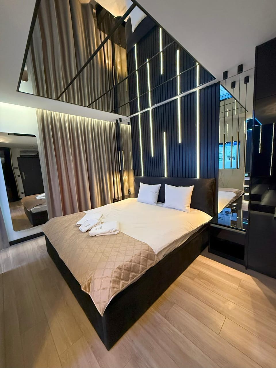 Bed, Bedroom, towels