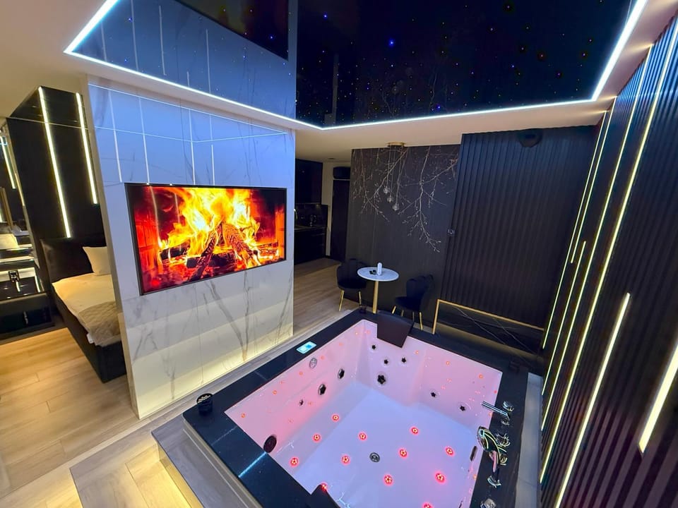 Hot Tub, TV and multimedia, Evening entertainment