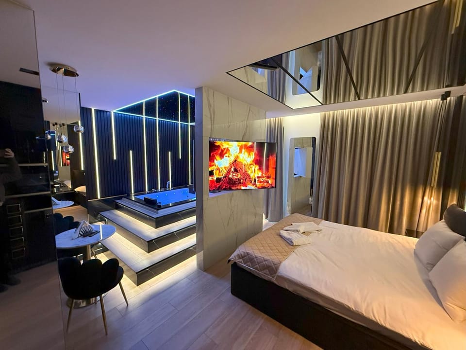 Bed, Hot Tub, TV and multimedia, Photo of the whole room, Evening entertainment, Bedroom, towels